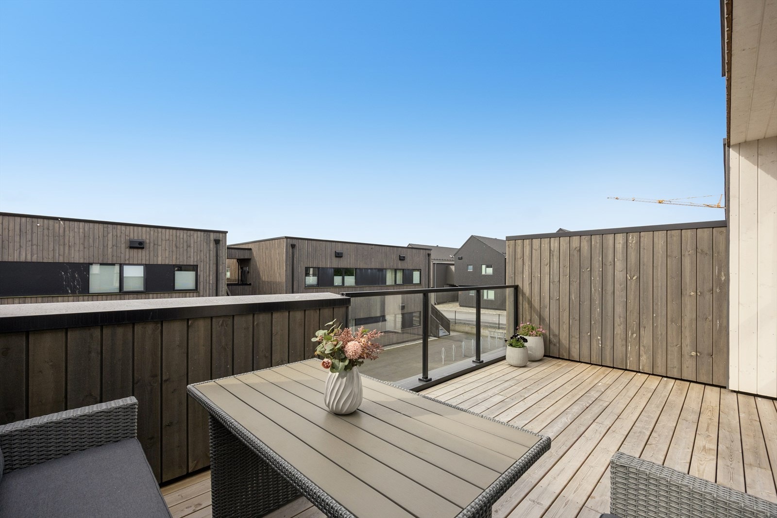 Balkongen oppleves som romslig og byr på gode møbleringsmuligheter med plass til både sittegruppe og spisegruppe, perfekt for hyggelige sammenkomster og avslappende stunder utendørs. Galleribilde