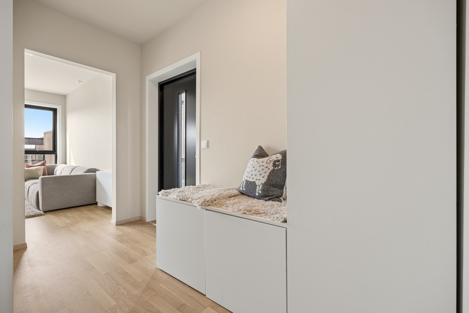 Entréen har en åpen forbindelse til stue og kjøkkenområdet gjennom en listefri åpning. Det er god plass til garderobeskap og øvrig oppbevaring. Galleribilde