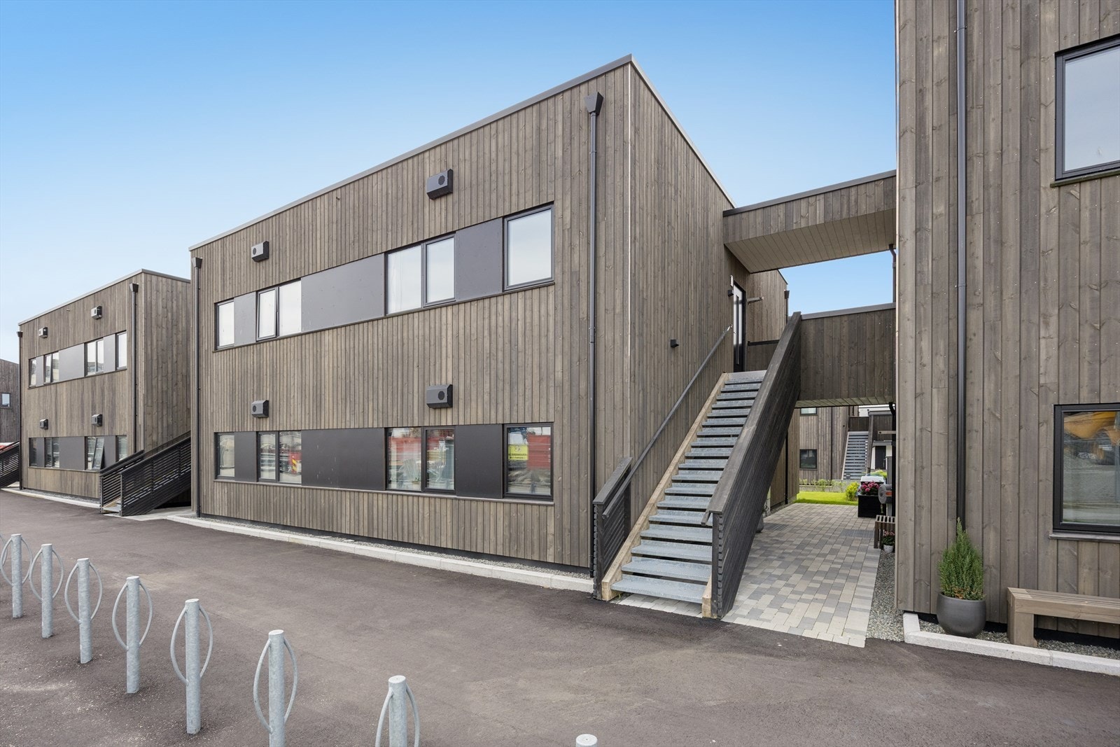 Boligen fremstår med en stilren fasade og et moderne preg. Galleribilde