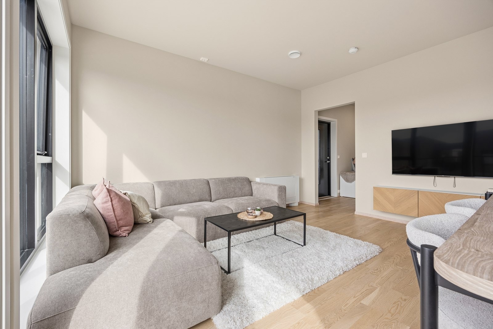 Leiligheten fremstår med en gjennomgående god standard og et moderne preg. Lys parkett på gulvene og tidsriktige, lyse fargevalg på veggene. Galleribilde