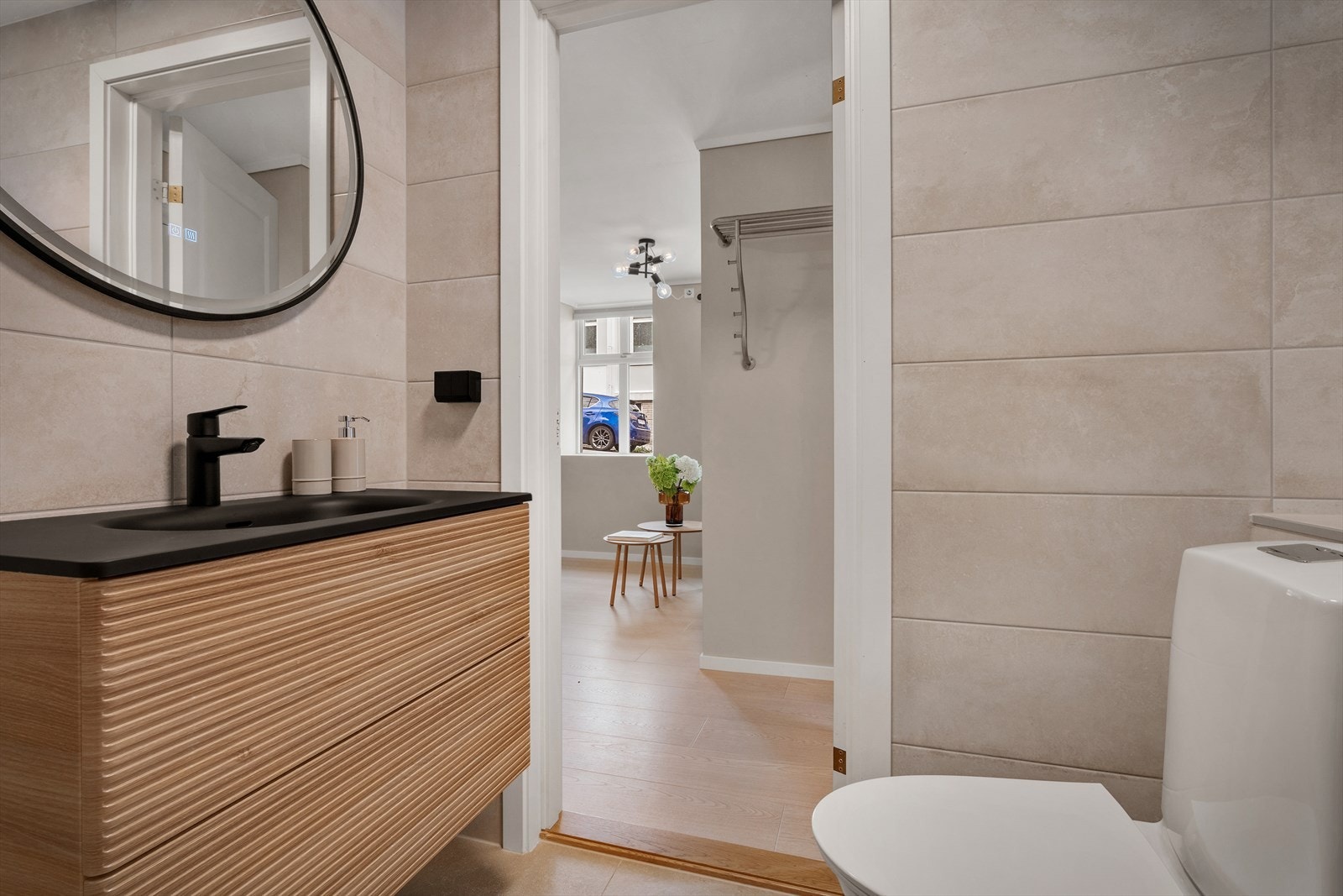 - Badet måler 3,3 m² har tilkomst fra entré og har varmekabler i gulv - Galleribilde