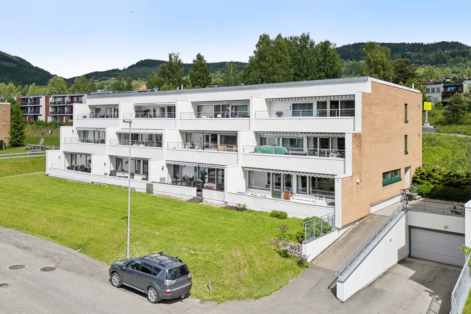 Til leiligheten medfølger det en fast biloppstillingsplass i felles, lukket parkeringskjeller. Galleribilde