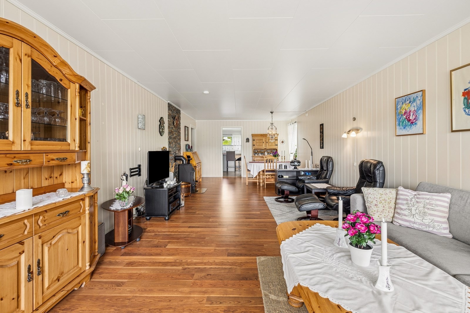 Oppholdsrommets utforming gir gode muligheter for naturlig soneinndeling. Galleribilde