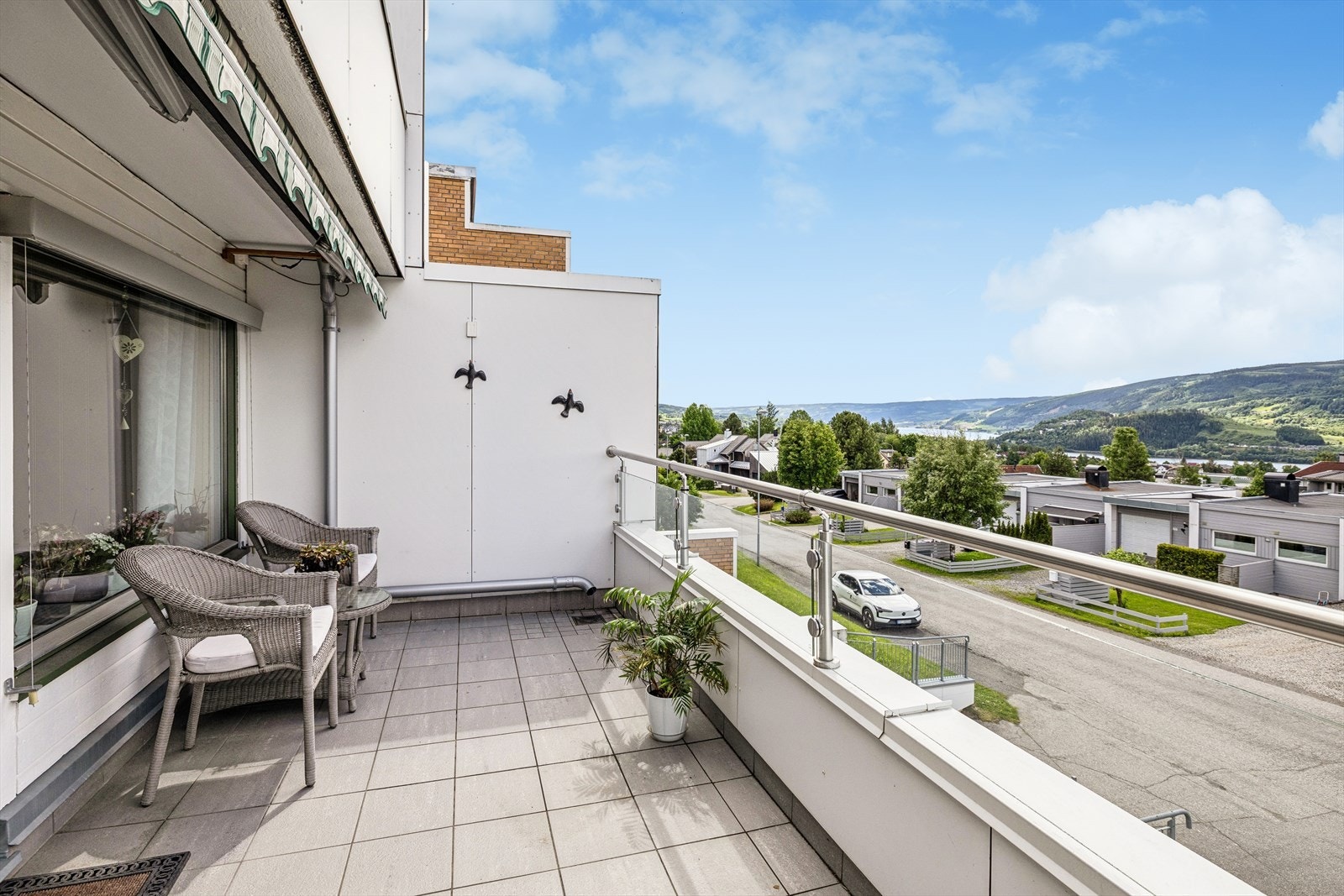 Stor, vestvendt terrasse på ca. 19 m². Uteplassen ble oppgradert med nye overflater og tetting i 2013. Galleribilde