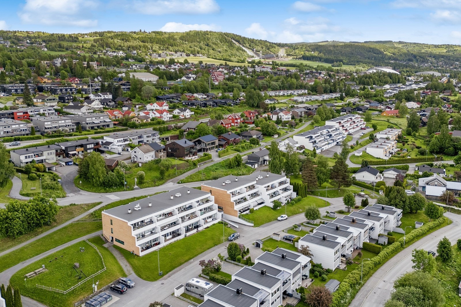 Leiligheten ligger i et veletablert og rolig boligområde i Nordre Ål, nord og opp for Lillehammer sentrum. Galleribilde