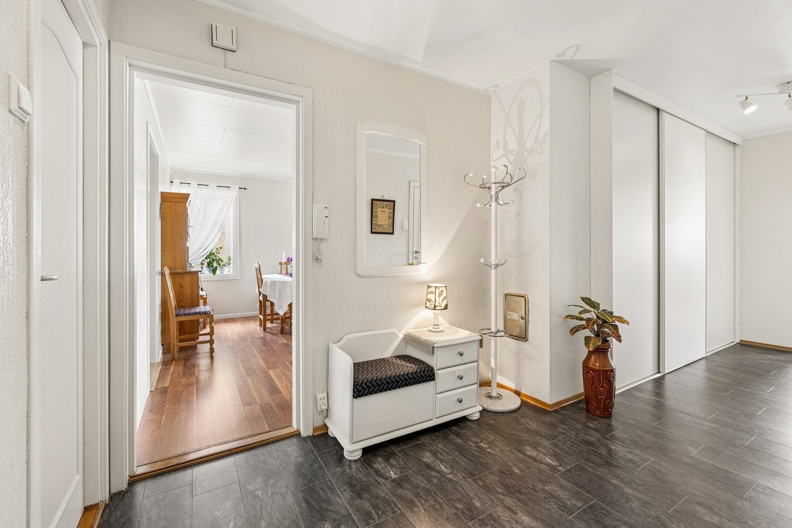 Entré med praktisk skyvedørsgarderobe og god plass til oppbevaring av yttertøy og sko. Galleribilde