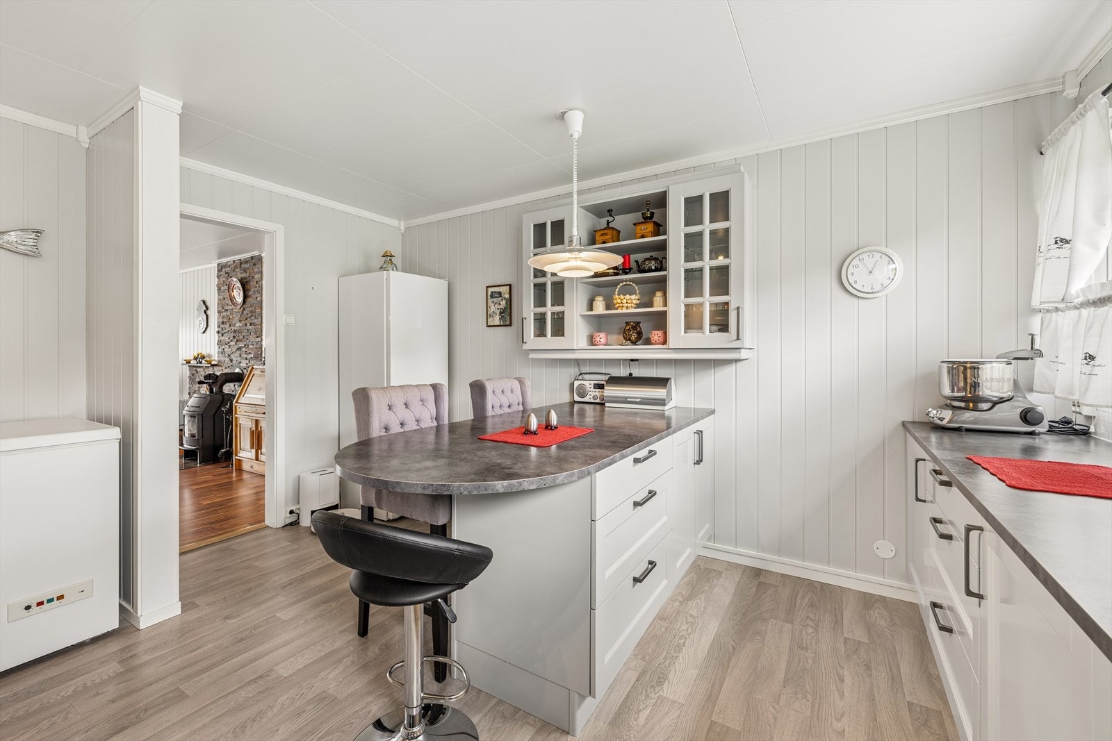 Godt med skap- og benkeplass gir rikelig med oppbevaring og gode arbeidsforhold. Galleribilde