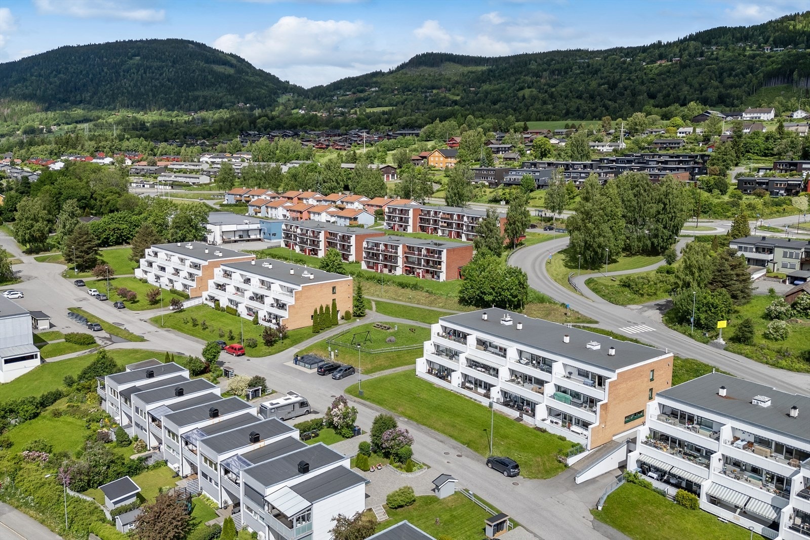 Godt kollektivtilbud med busstoppet Steinvegen kun et par minutters gange fra boligen. Galleribilde