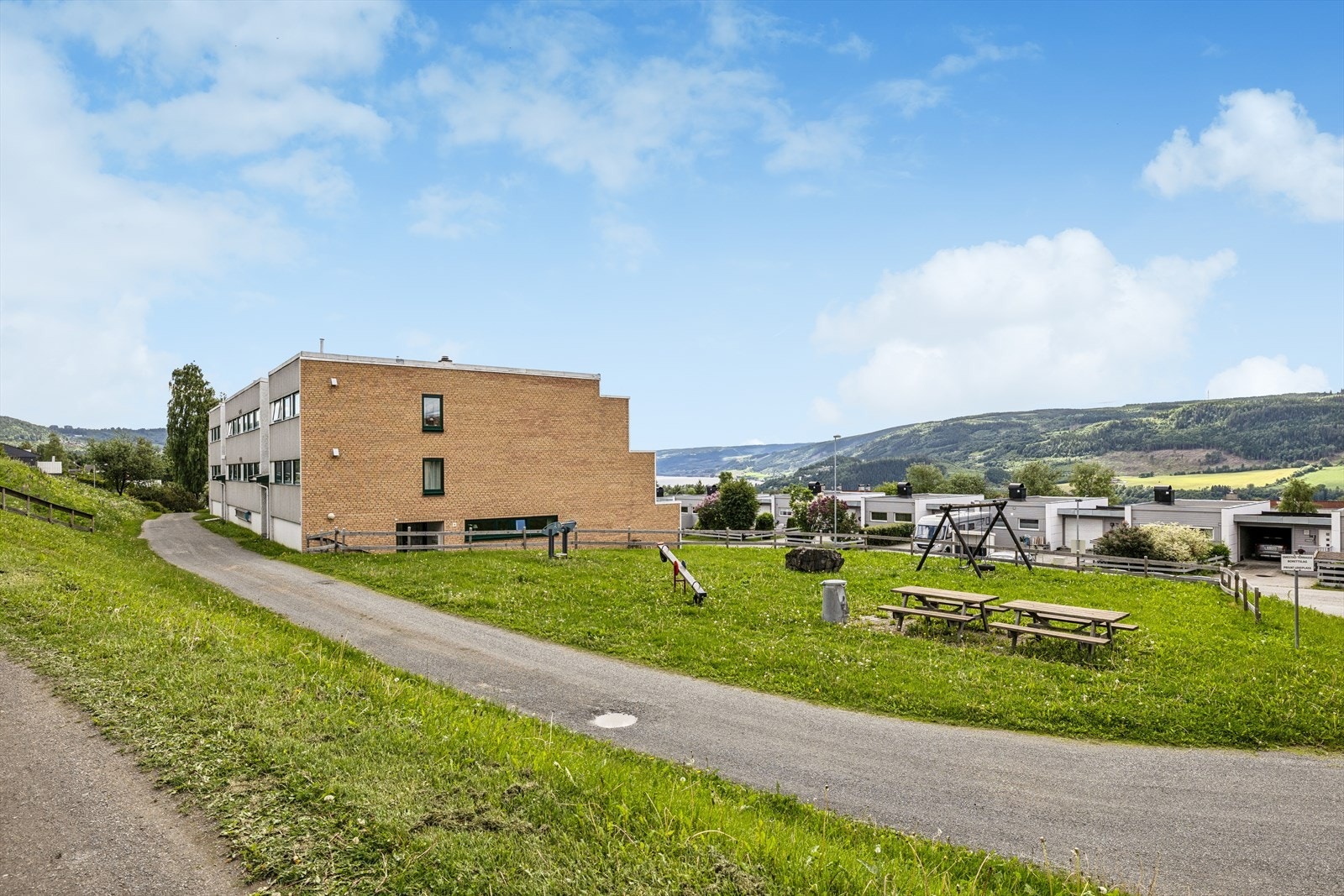 Fine fellesområder med lekeplass og sittegrupper rett utenfor døren. Galleribilde