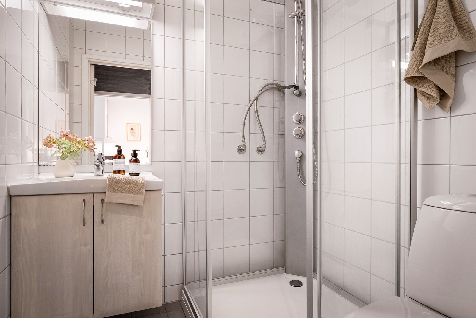 - Badet er helfliset med varmeakbler i gulv, og er innredet med servant, dusj, toalett - Galleribilde