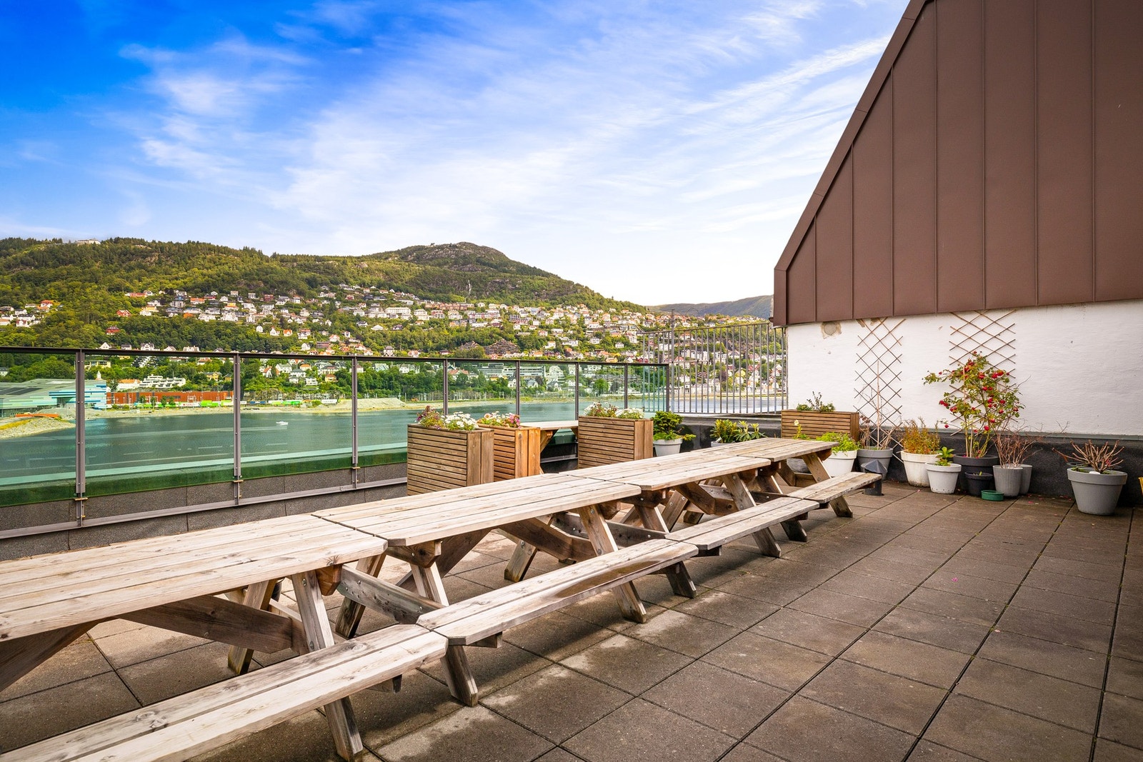 - Takterrassen er det perfekte samlingspunkt midtsommers hvor man kan invitere venner og familie på grilling - Galleribilde