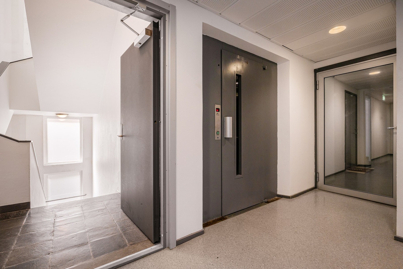 - Det er heis i bygget som tar deg fra gateplan opp til leiligheten, og videre opp til byggets takterrasse - Galleribilde