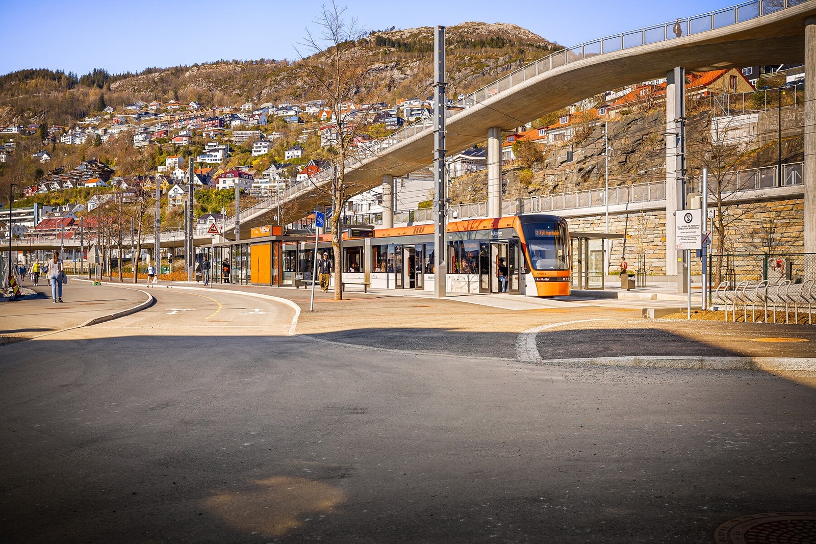 - Innen kort gangavstand finner man både bybane 1 og 2 som tar deg til Bergen Sentrum, Flesland og Fyllingsdalen - Galleribilde