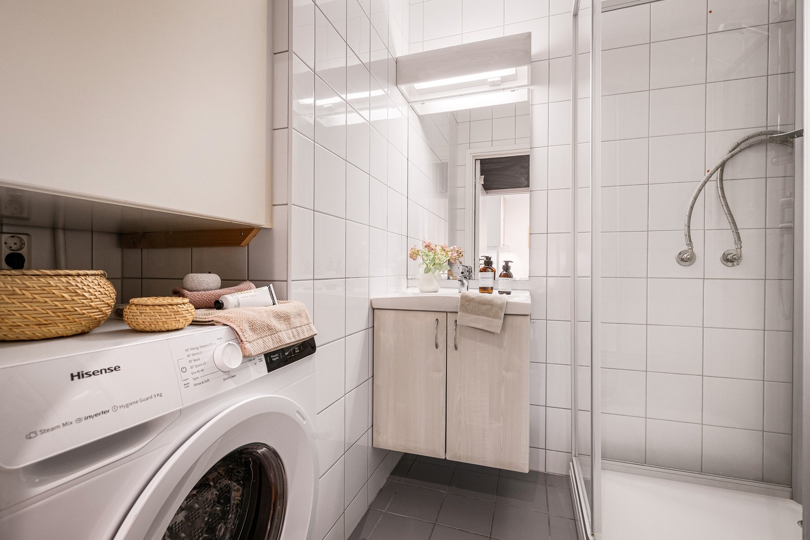 - Videre er badet utstyrt med mekanisk ventilasjon, samt at det er opplegg for vaskemaskin i en praktisk nisje løsning - Galleribilde