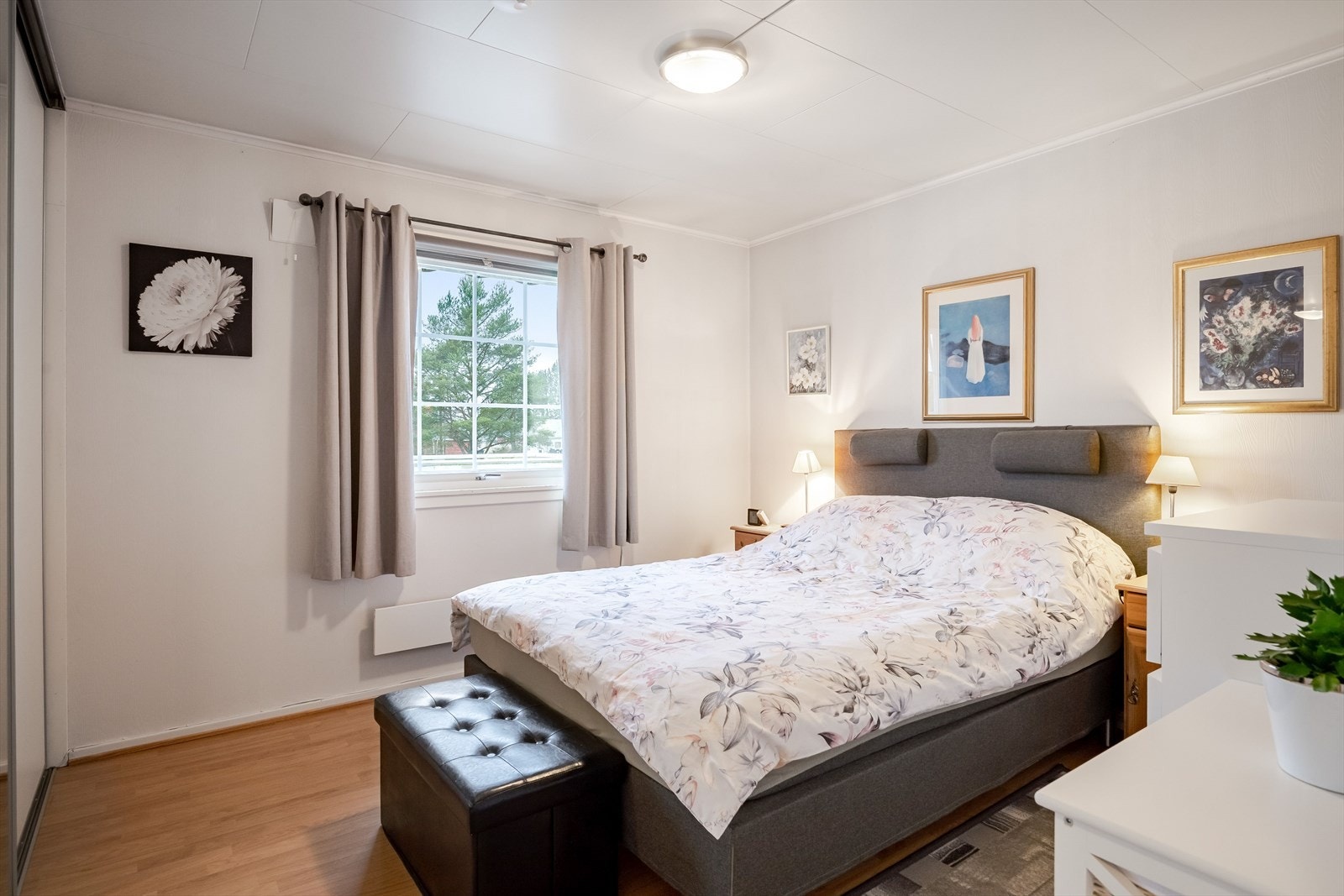 Hovedsoverommet har god plass til dobbeltseng med nattbord på hver side. Galleribilde