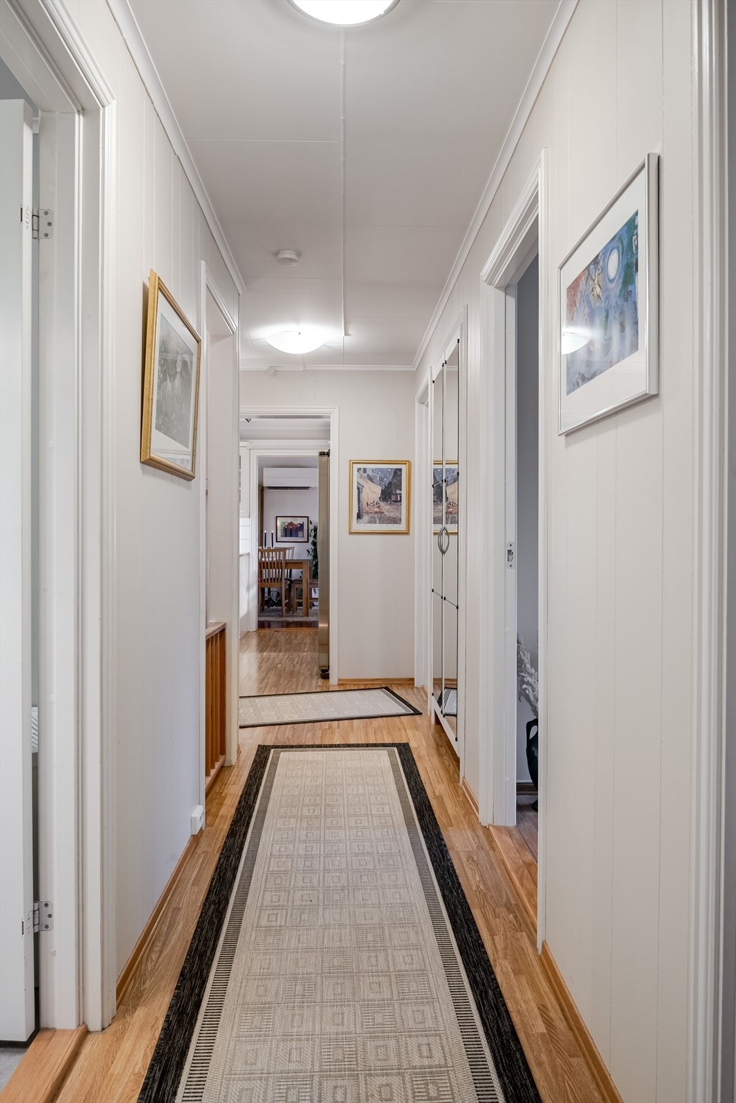 I boligen er det hovedsakelig laminat på gulv og plater på vegger og i himlinger. Galleribilde