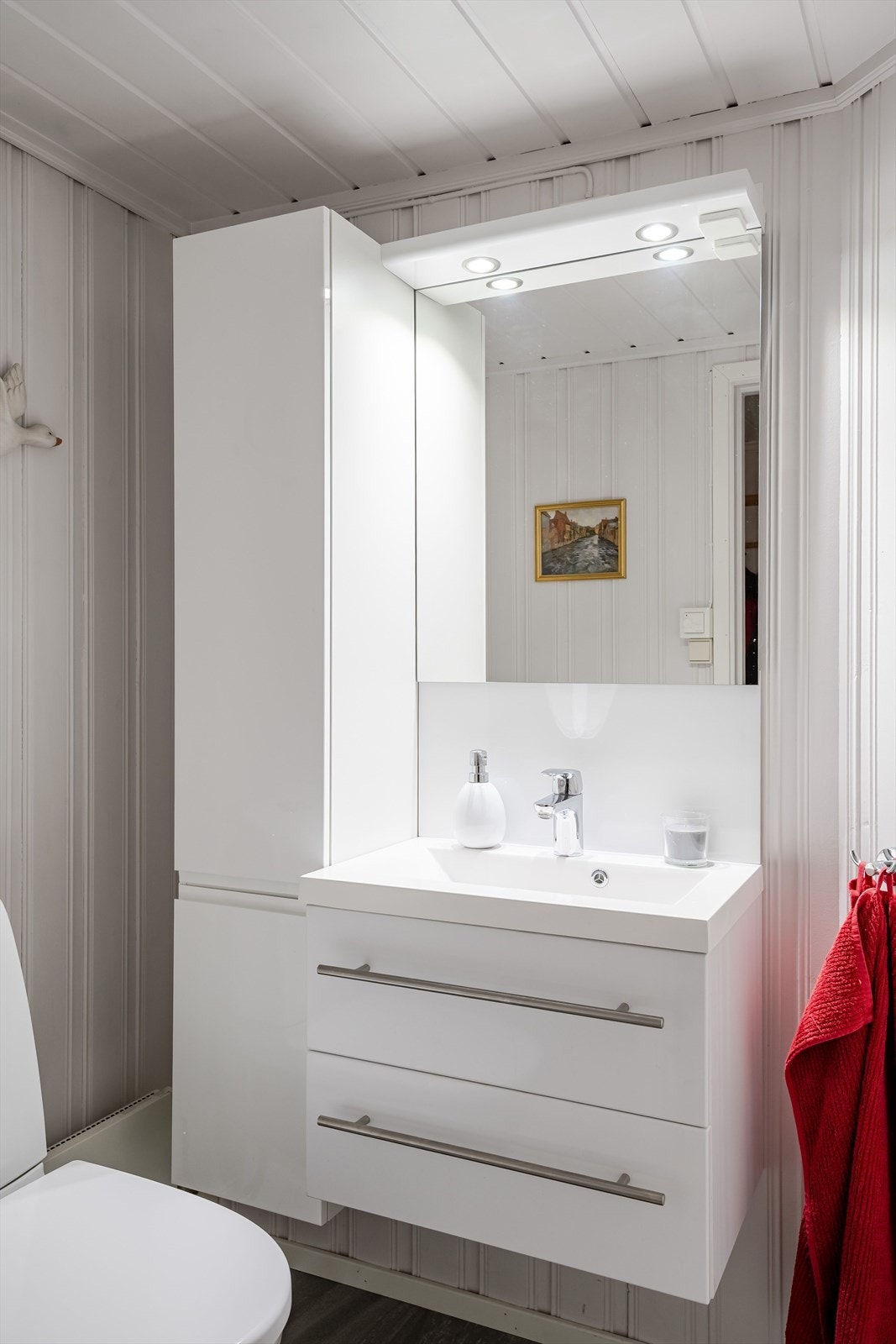 Toalettrom vegg-i-vegg med badet. Galleribilde