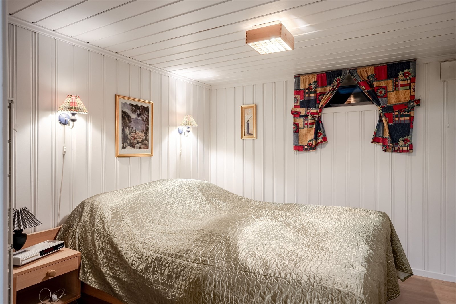 Rommet er i byggetegninger definert som brensel, tilfredsstiller ikke krav til rømning eller dagslysflate. Ikke godkjent til varig opphold. Se pkt. "Ferdigattest/brukstillatelse" for mer informasjon. Galleribilde