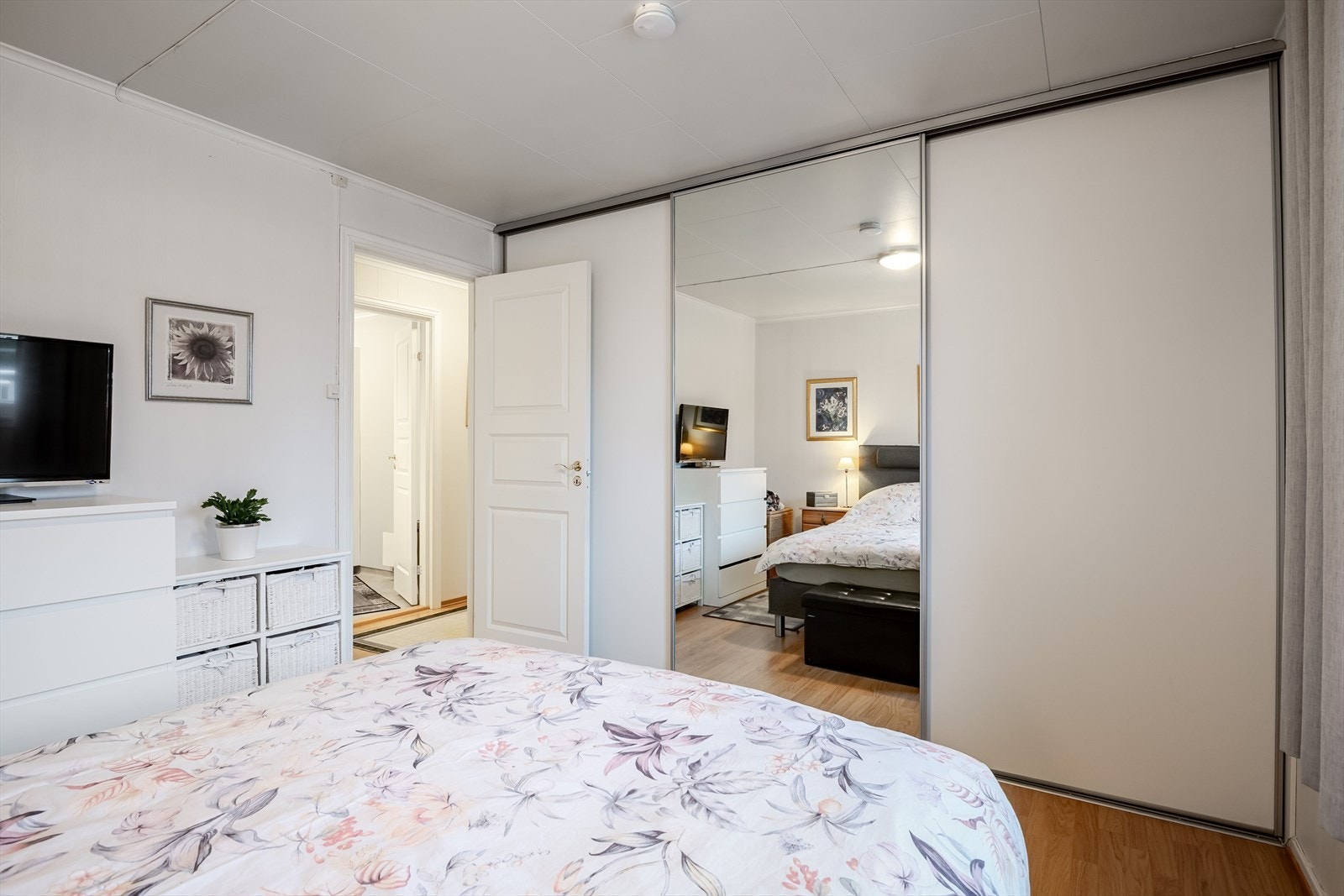 Praktisk skyvedørsgarderobe med god plass til klærne. Galleribilde