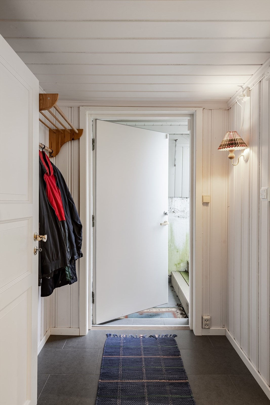 I kjelleren er det bygd egen utgang. Se pkt. "Ferdigattest/brukstillatelse" for mer informasjon. Galleribilde