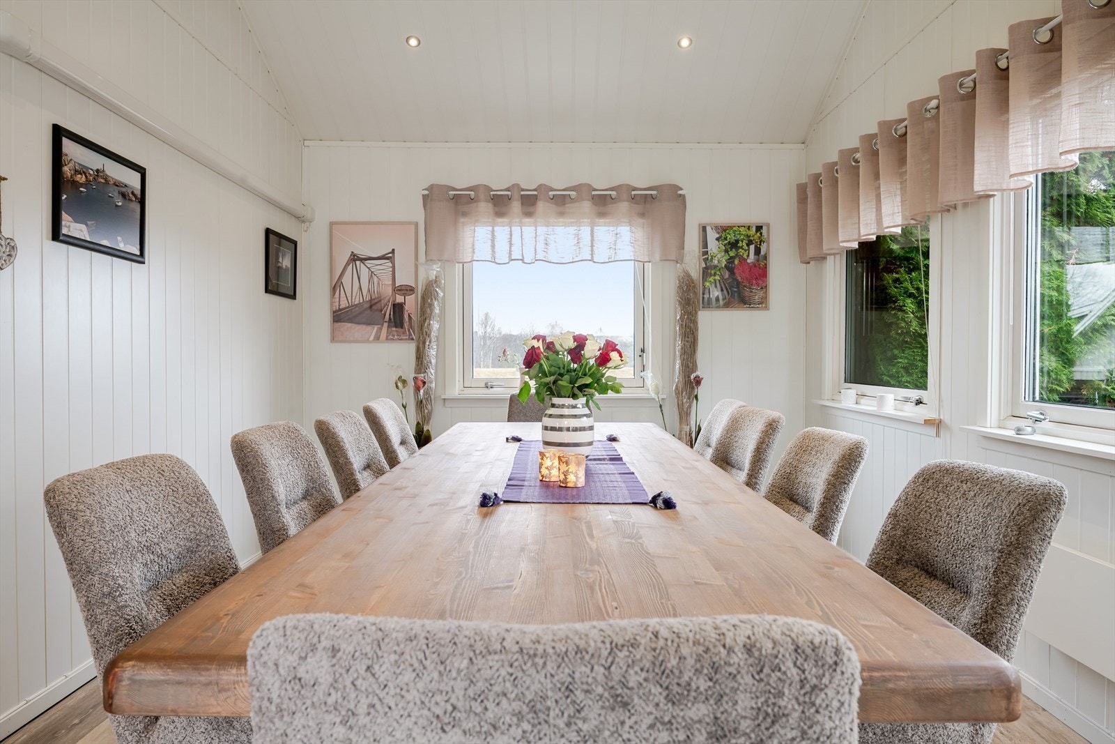 Lyst og trivelig rom med plass til flere gjester, hvor gode måltider og fine stunder kan nytes. Galleribilde