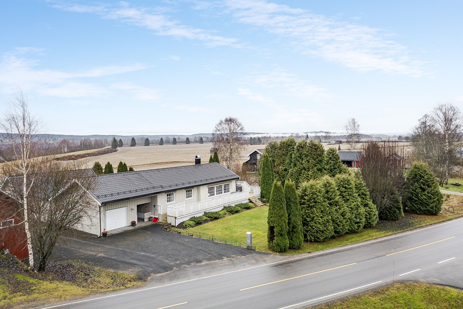 Landlig beliggenhet i Hof, ca. 8 km til Flisa sentrum og ca. 14,5 km til Kirkenær. Begge steder finner du et godt utvalg av forretninger, kjøpesenter, kaféer og diverse servicetilbud. Galleribilde