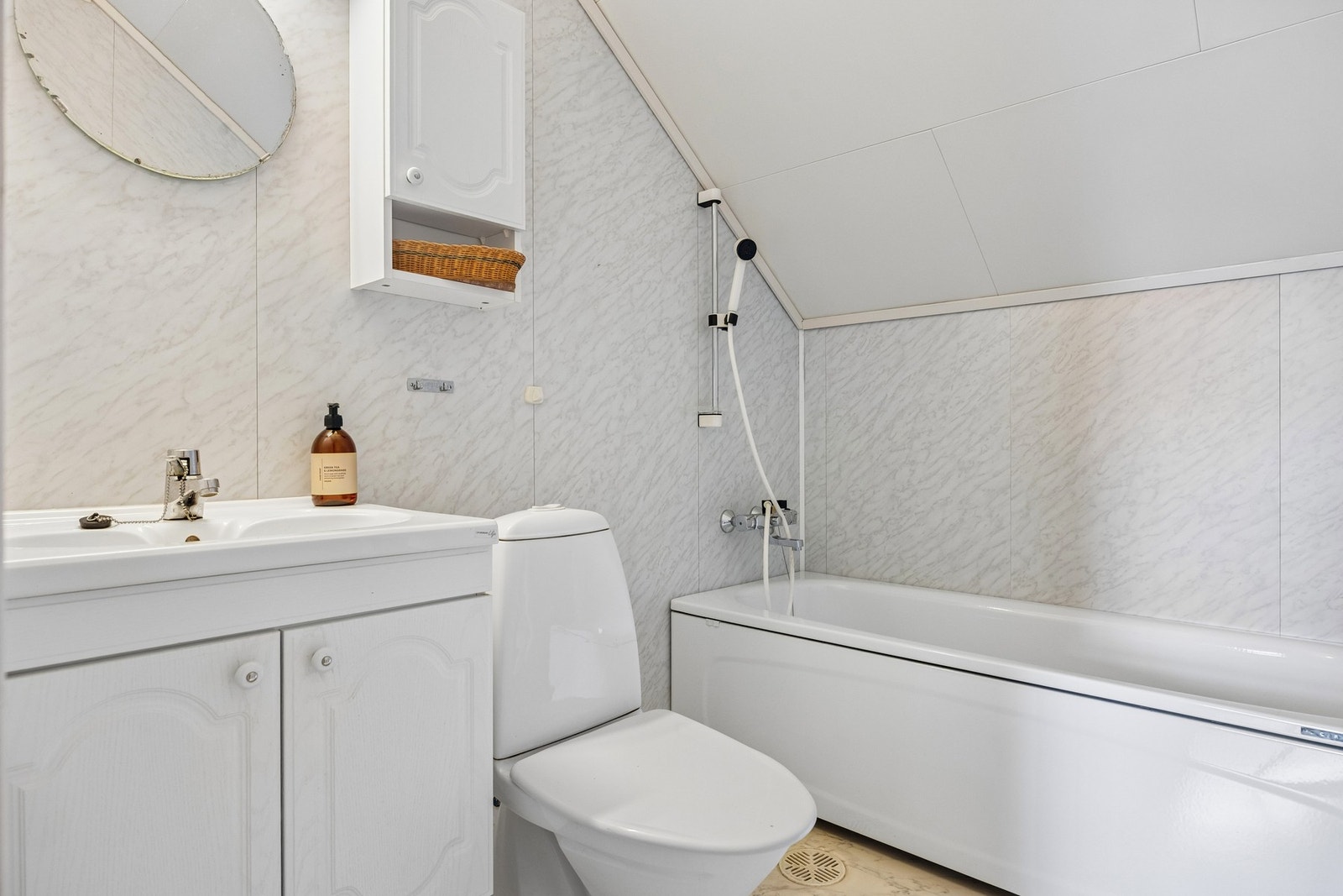 Badet i 2. etasje har i likhet med badet ned baderomsplater på vegger samt belegg på gulv. Galleribilde