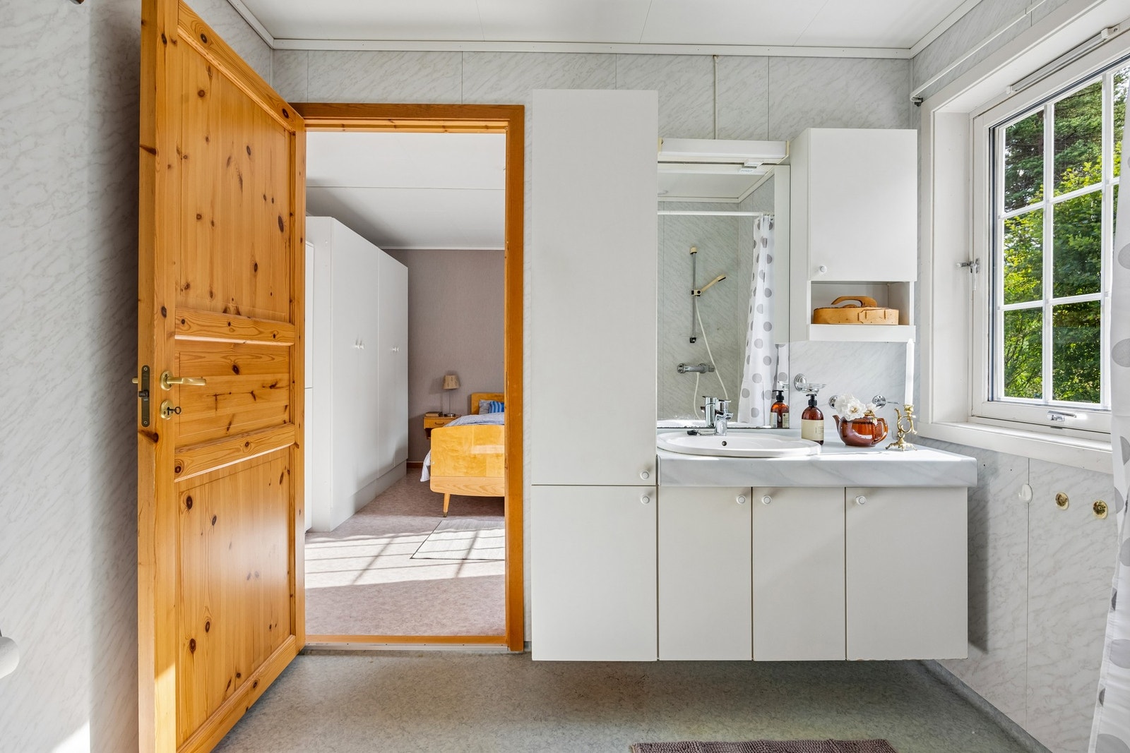 Badet har inngang både via soverom og gang. Galleribilde