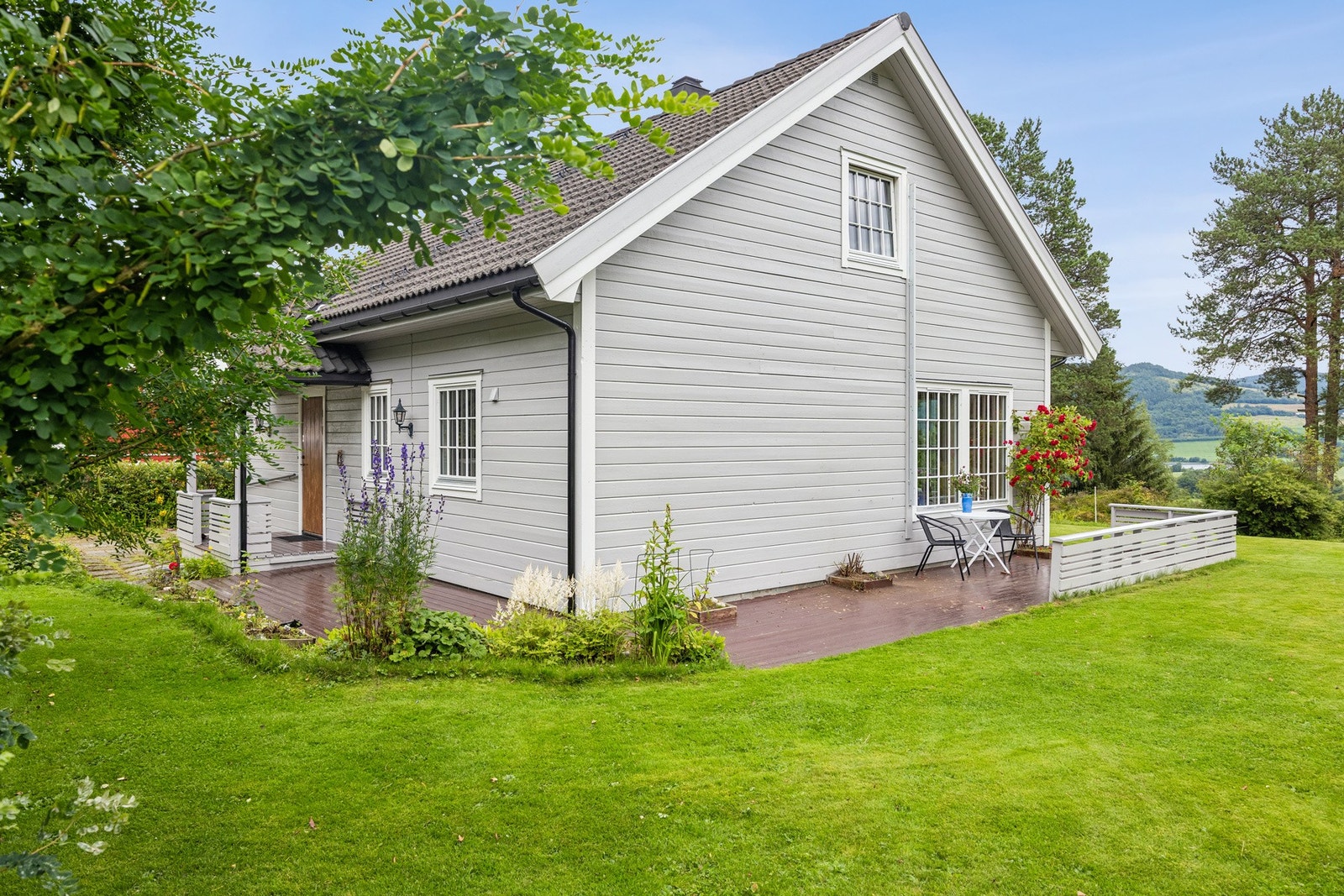 Med en terrasse på 38 kvm kan man invitere venner og familie til sosiale sammenkomster. Galleribilde