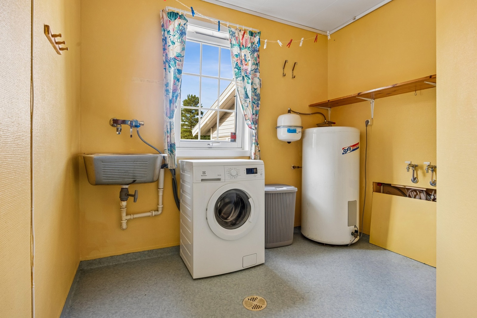 I boligen finner man et praktisk vaskerom. Galleribilde