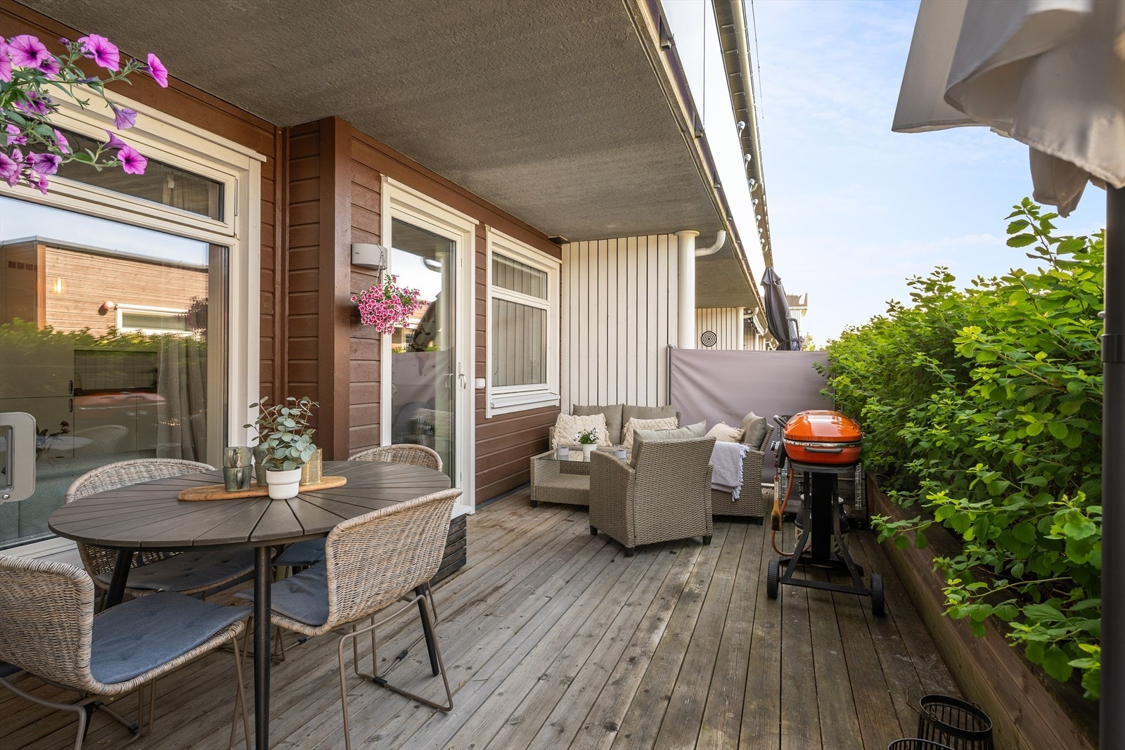 Stor uteplass med gode møbleringsmuligheter og plass til både spisegruppe og lounge. Galleribilde