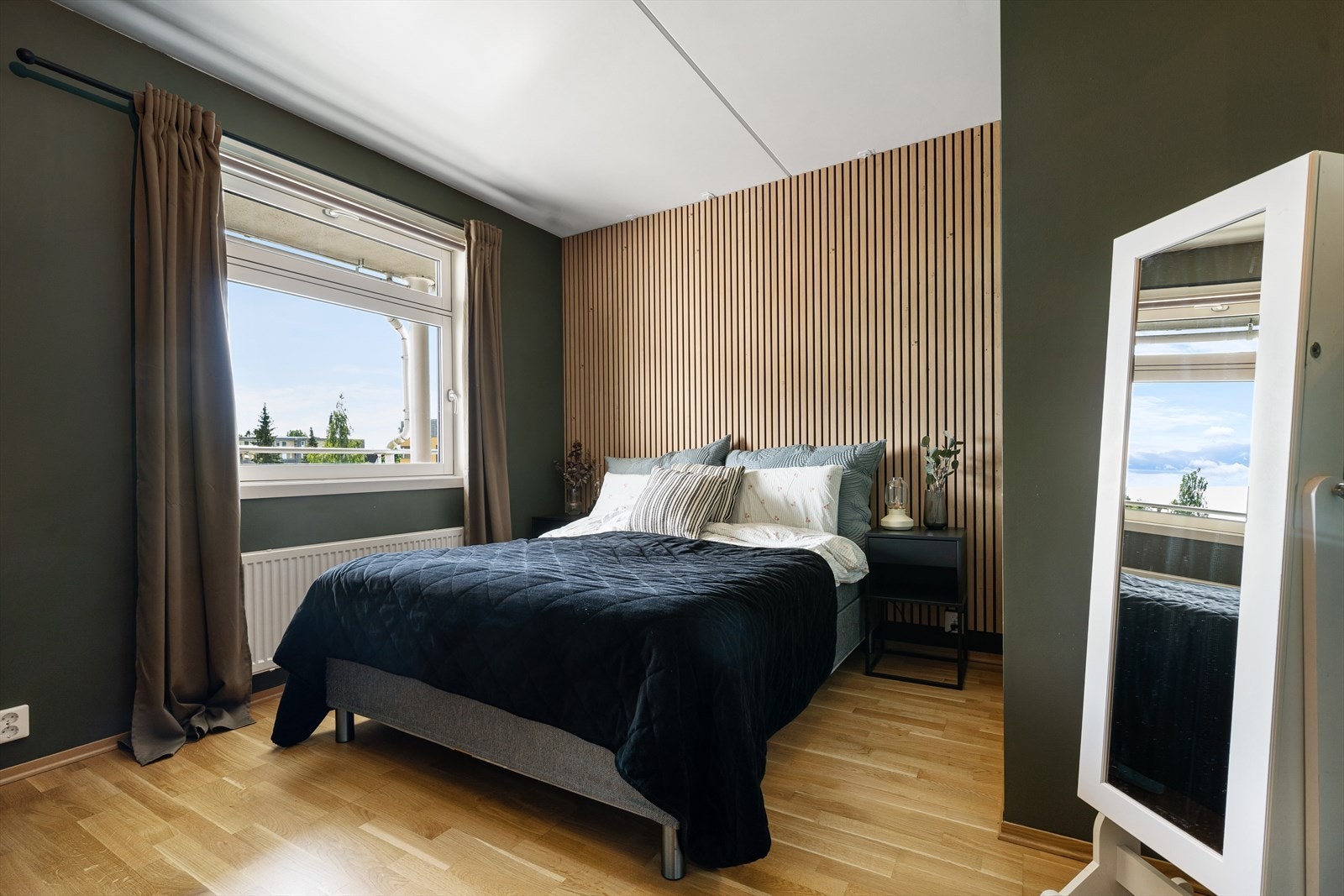 Lyst og innbydende hovedsoverom med gode møbleringsmuligheter. Galleribilde