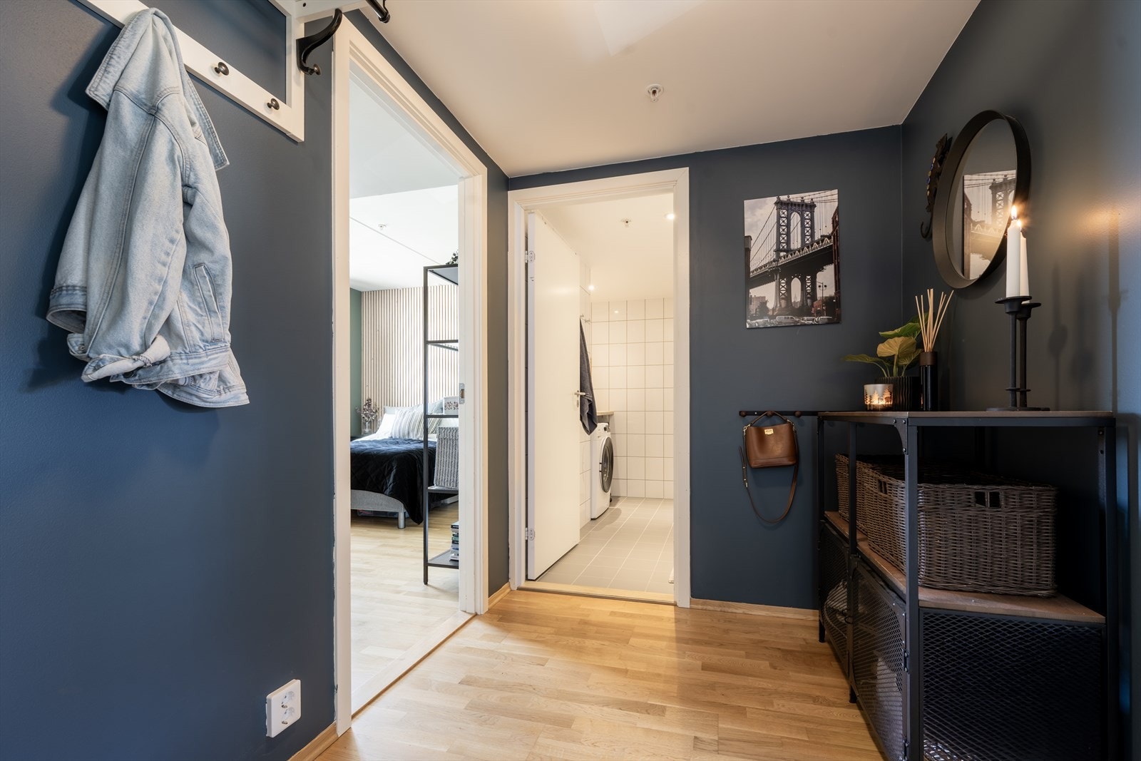 Fra entréen er det enkel adkomst til boligens øvrige rom. Galleribilde