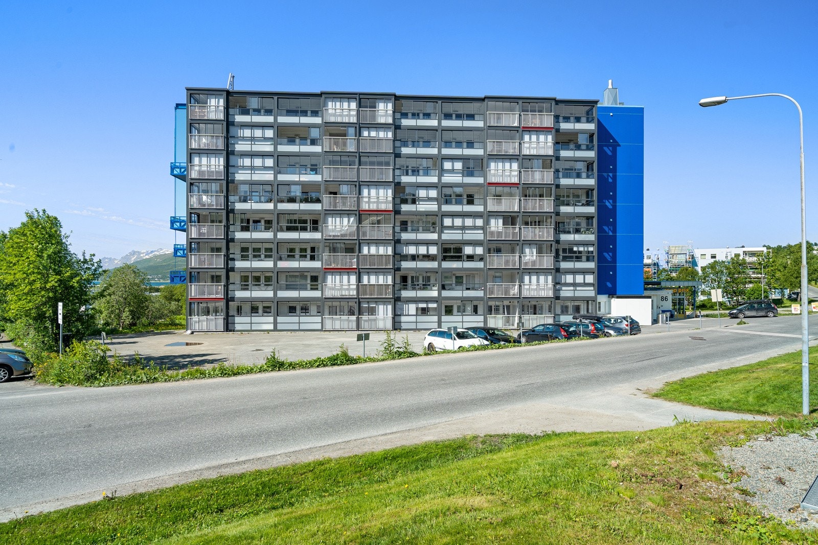 Blokka omtales som "Høyblokka" på Håpet, et område med nærhet til det meste som turterreng, busstopp, handelspark mv.
