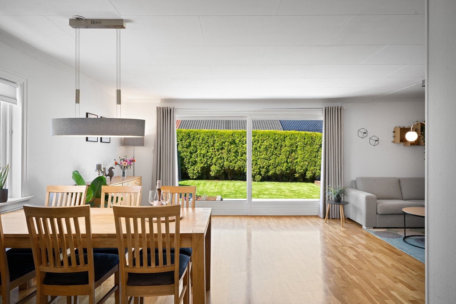Stuen er boligens store oppholdsrom i 1. etasje, med skyvedør ut til terrassen og hagen. Parkett på gulvet. Vedovn og varmepumpen bidrar med god varme. Plass til stor sofagruppe og spisebord. Galleribilde