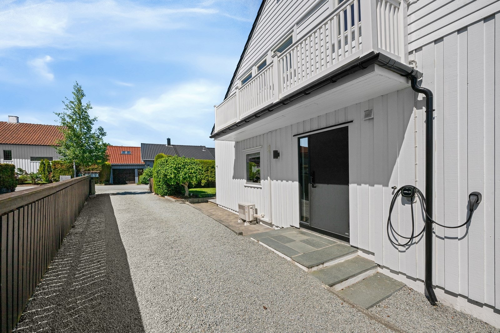 Det er montert elbillader på husveggen Galleribilde