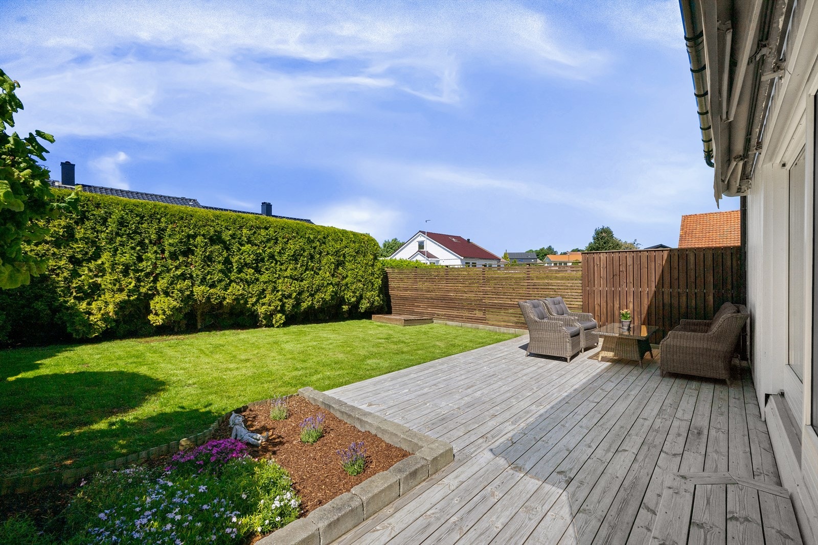 Uteområdene ble opparbeidet i 2018, med ny terrasse og plen. Galleribilde