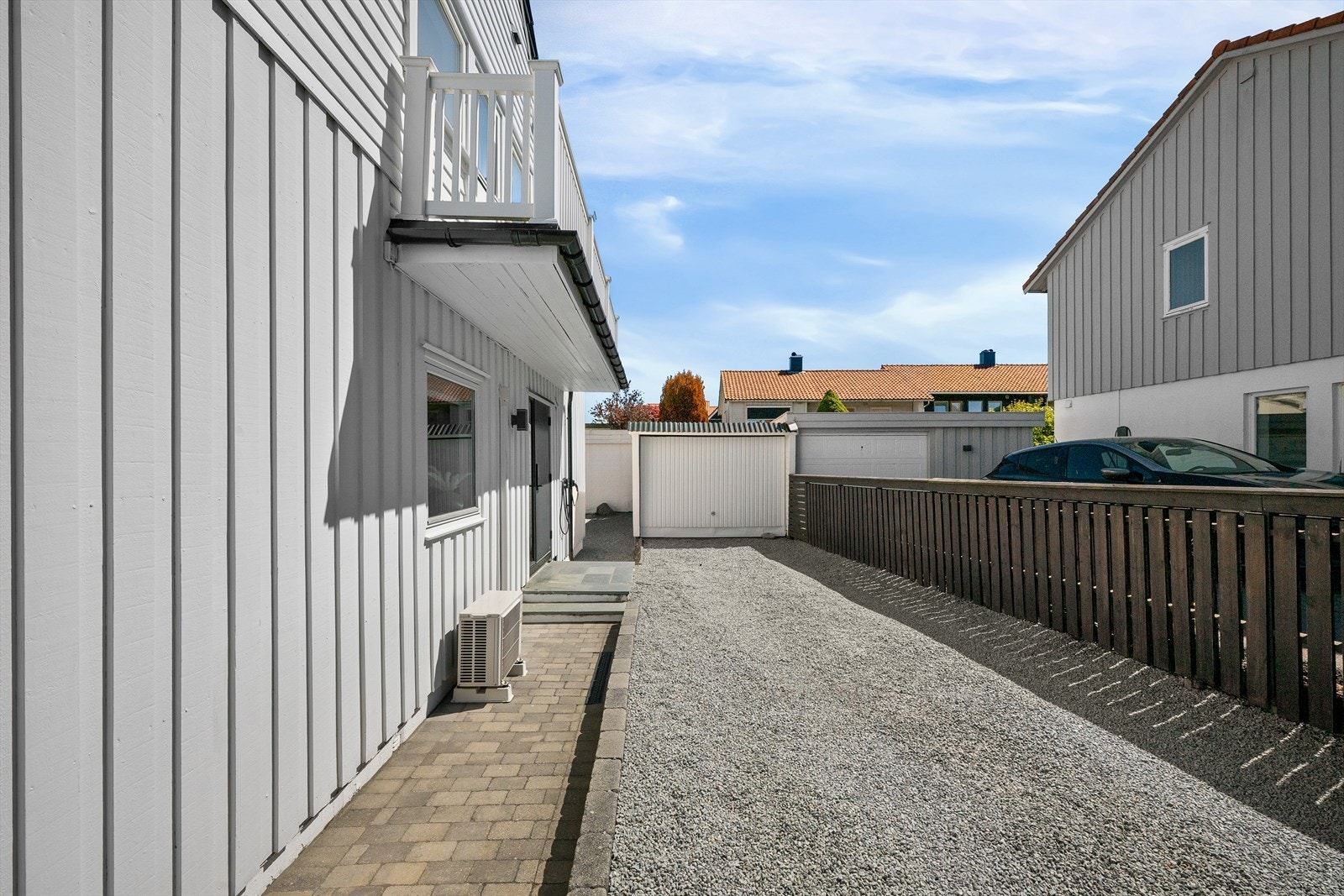 Egen garasje og gruset gårdsplass med parkeringsmuligheter. Galleribilde