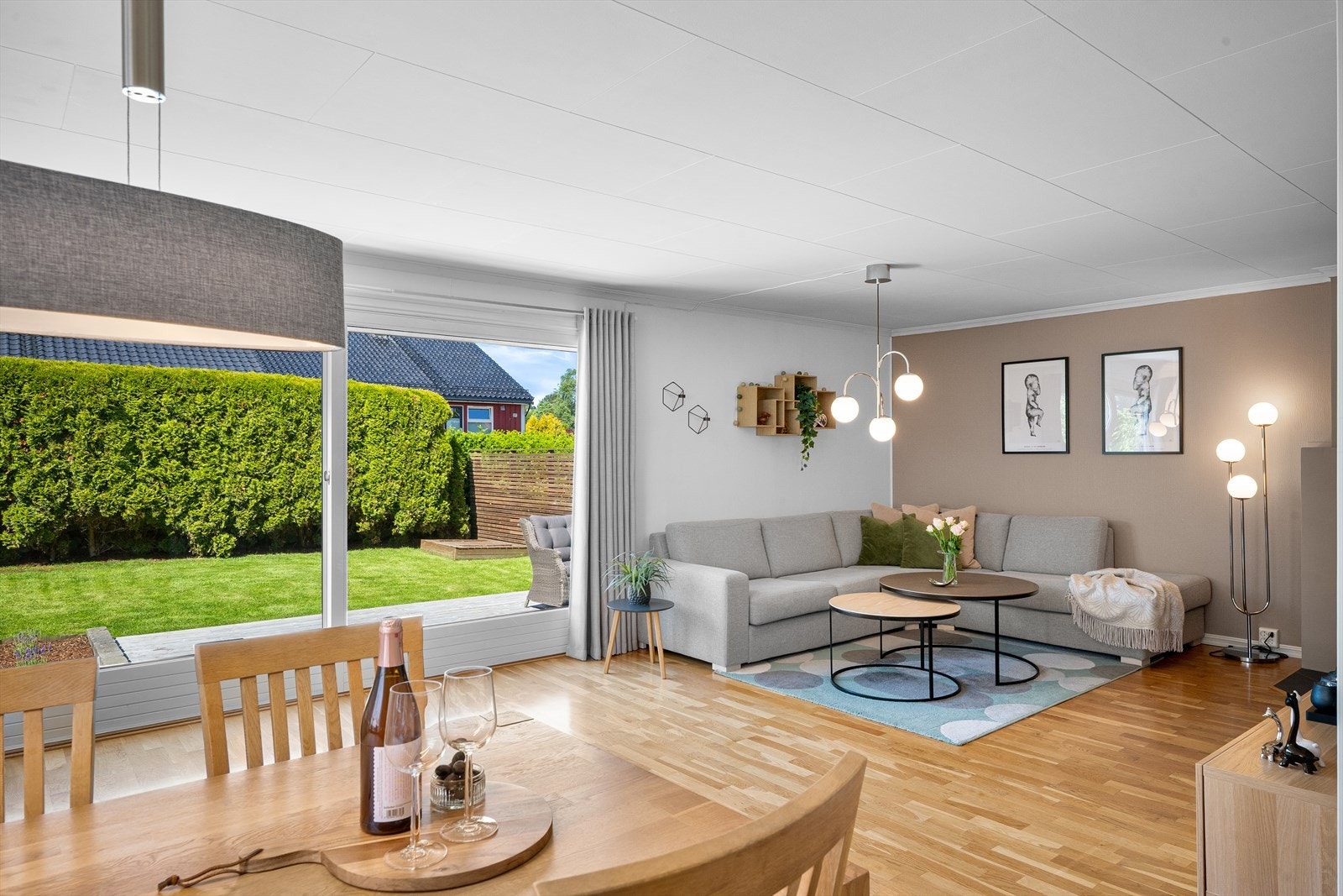 Fra stue er direkte utgang til terrassen og hagen. Galleribilde