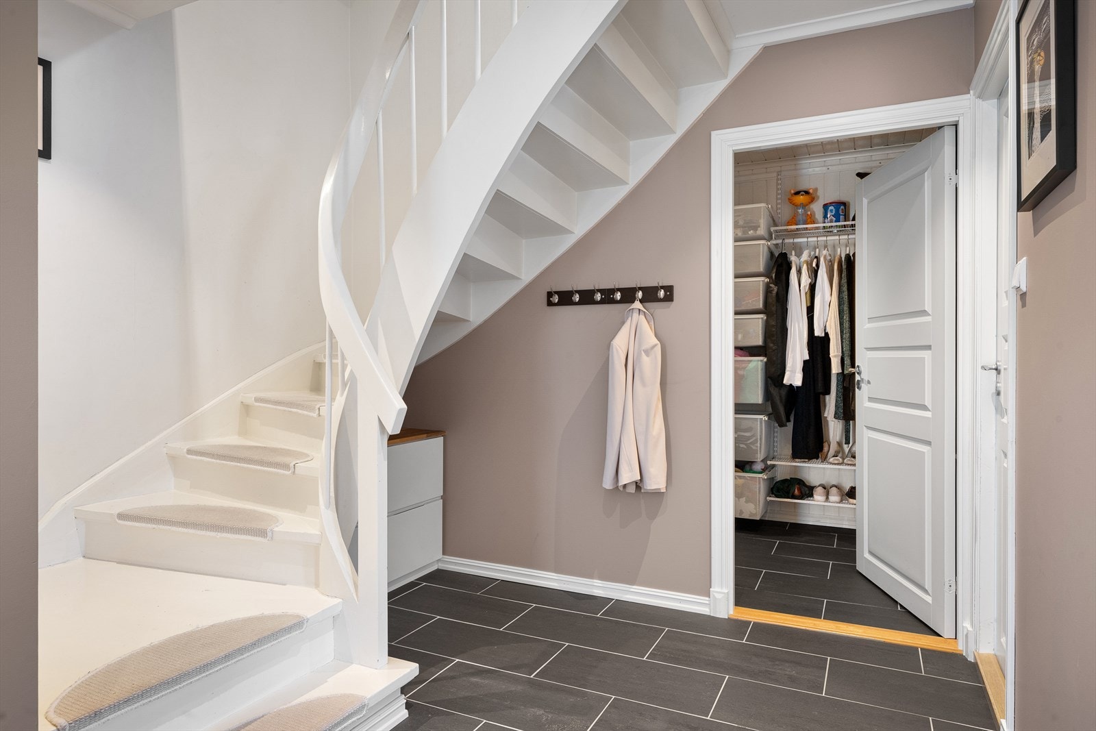 Praktisk bod/garderobe i tilknytning til gangen. Galleribilde