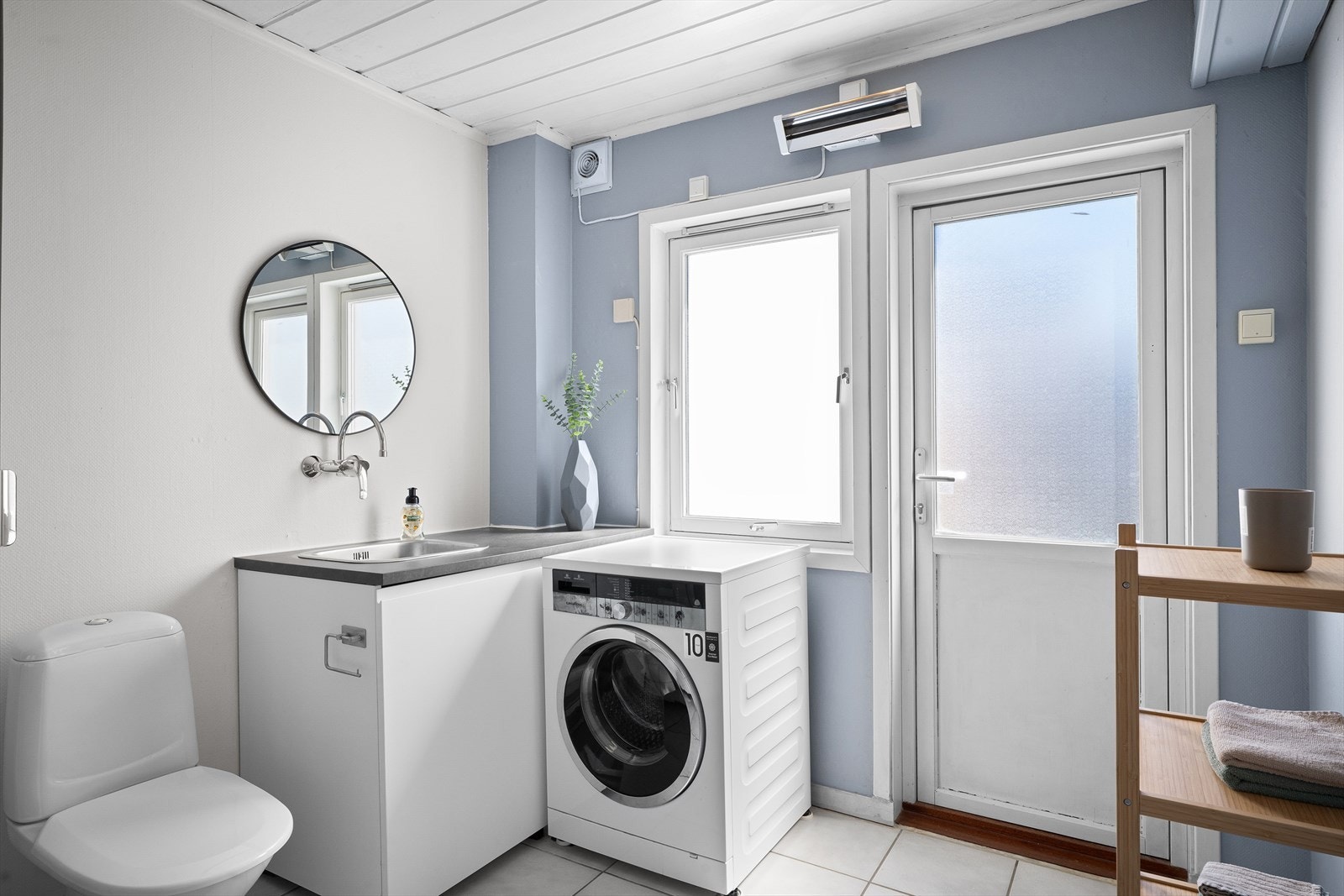 Badet har flislagt gulv, utslagsvask og nytt toalett montert i 2022. Galleribilde