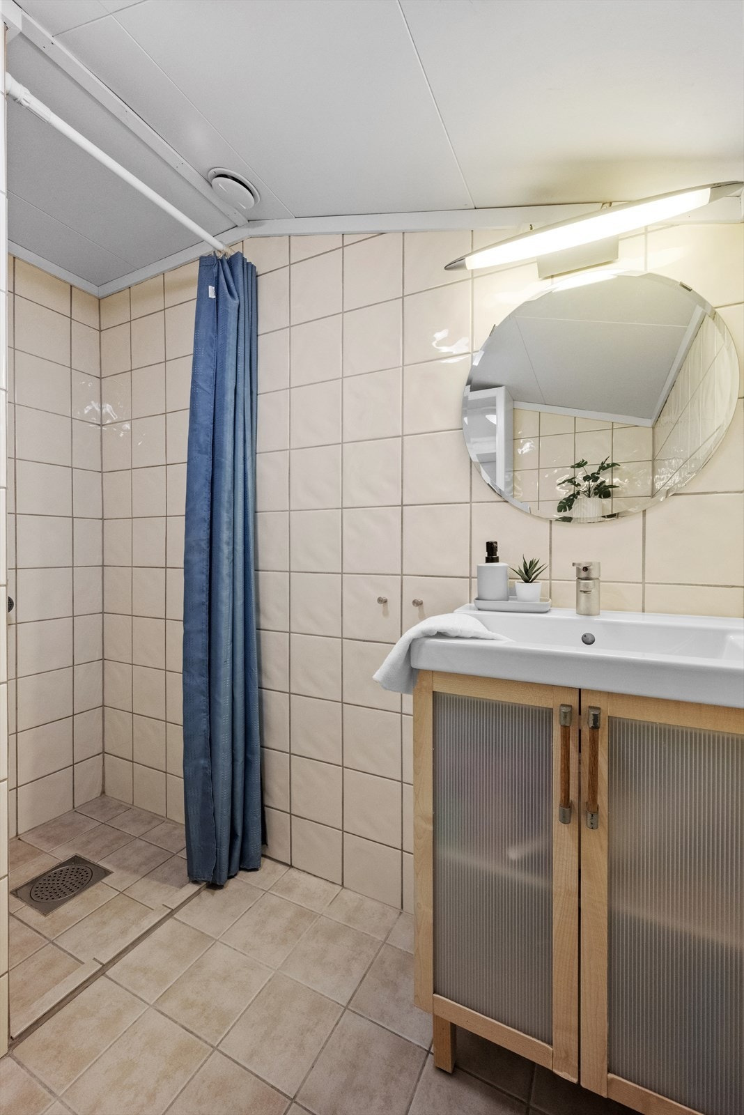 Boligen har en praktisk planløsning med bad i begge etasjer. Galleribilde