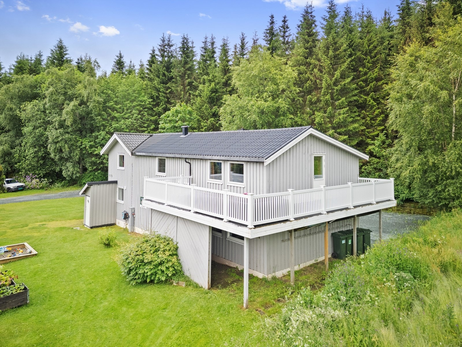 Gressplenen ble planert i 2023 og det ble ordnet ny drenering rundt huset i 2022. Galleribilde