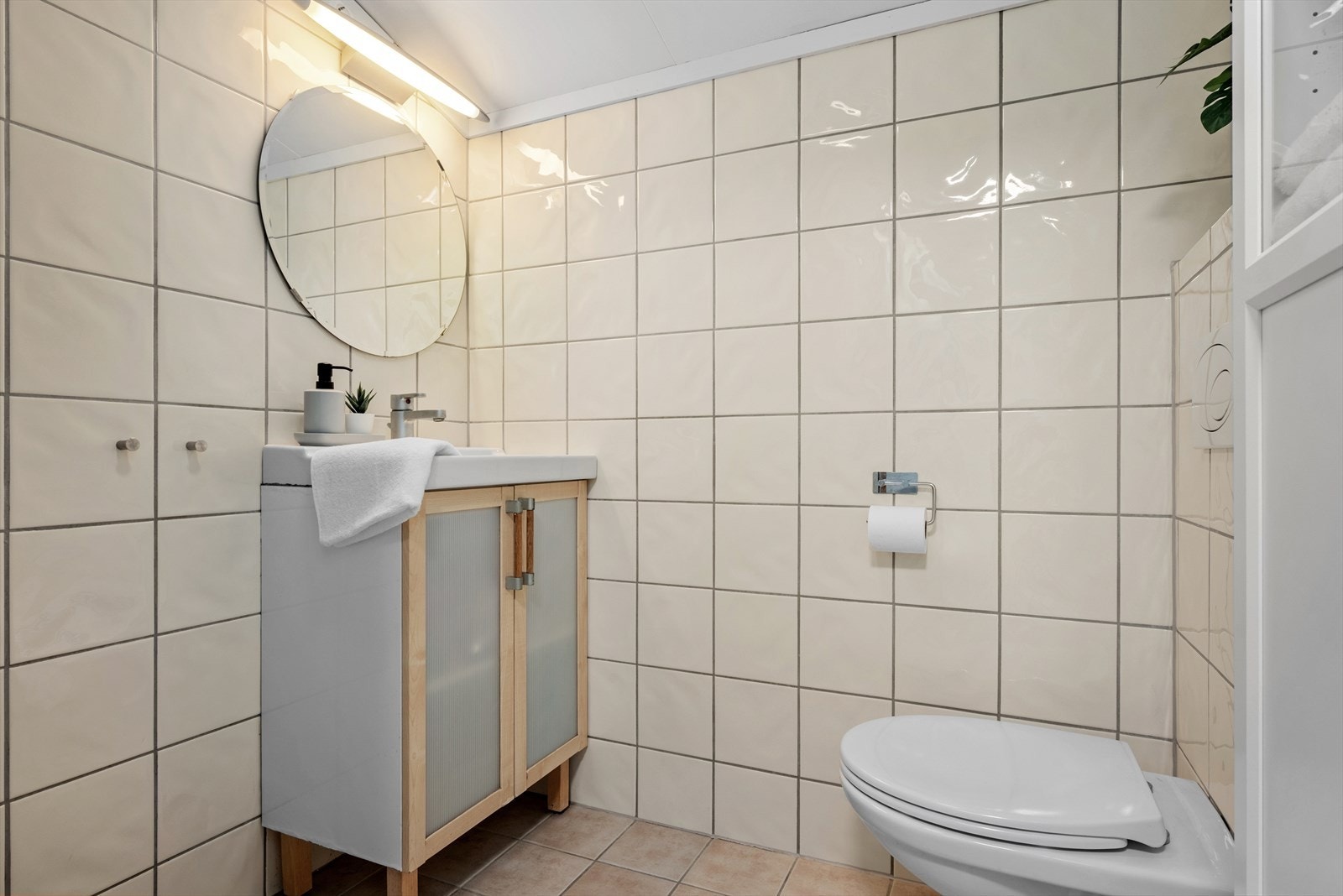 Badet i 2. etasje er oppmålt til ca. 3,5 kvm, og er innredet med fliser, gulvvarme og vegghengt toalett. Galleribilde