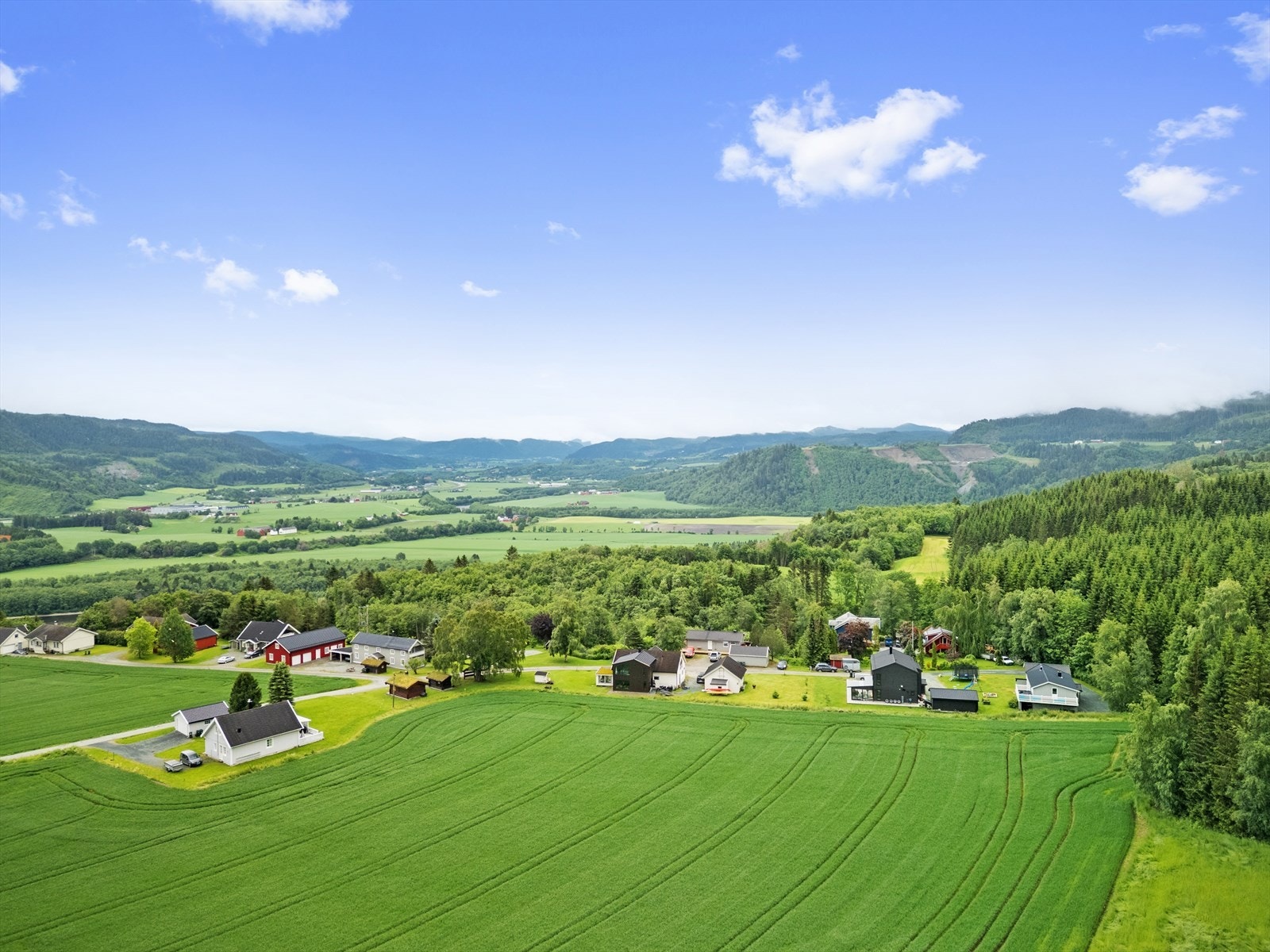Eneboligen har en usjenert beliggenhet, i et fredfullt og naturskjønt boligområde i Melhus kommune. Galleribilde