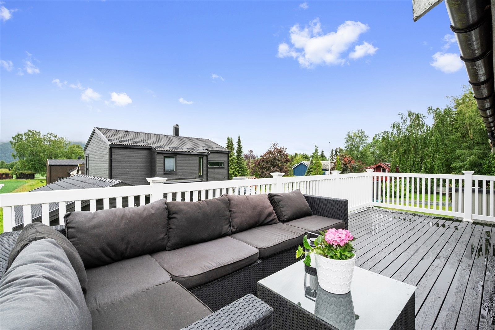 Stuen forlenges av en herlig hjørneterrasse på 26 kvm, med god plass til utemøblement. Galleribilde