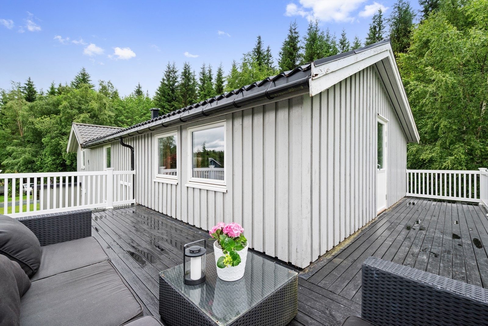 Terrassen fikk nytt PVC-rekkverk i 2023 og ble malt opp i 2026. Galleribilde