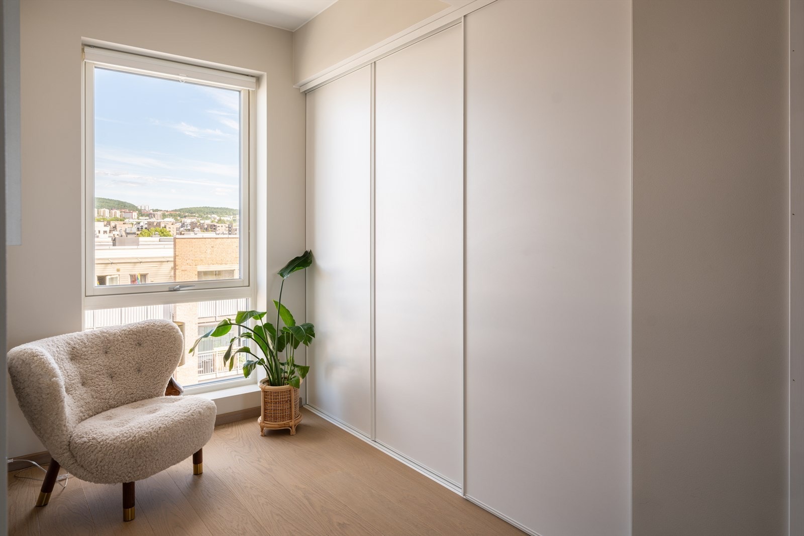Svært romslig entré som gir et godt førsteinntrykk av boligen. Galleribilde