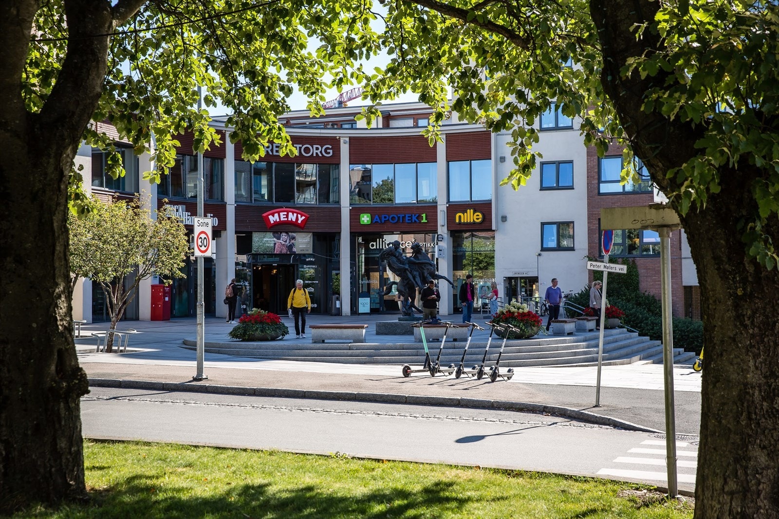 Løren Torg med dagligvare, apotek, restauranter m.m. ligger kort en gange fra boligen. Galleribilde