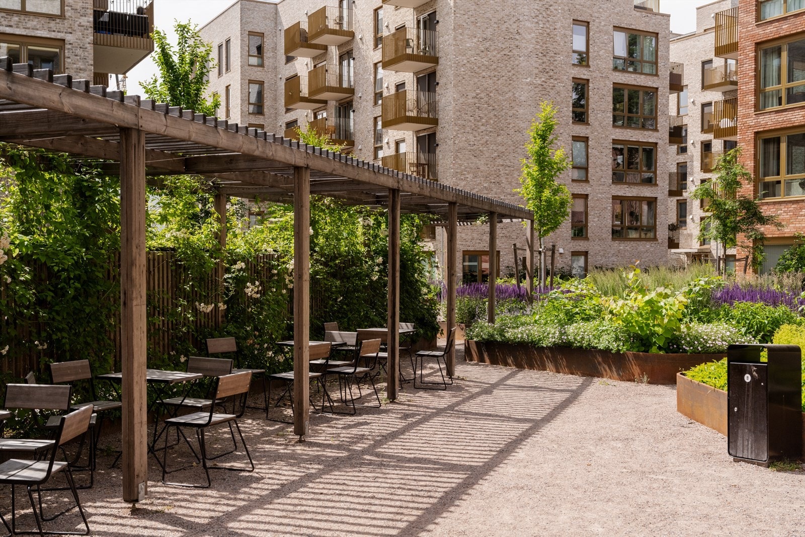 Felles gårdsrom er også pent opparbeidet med sittegrupper og beplantning. Galleribilde